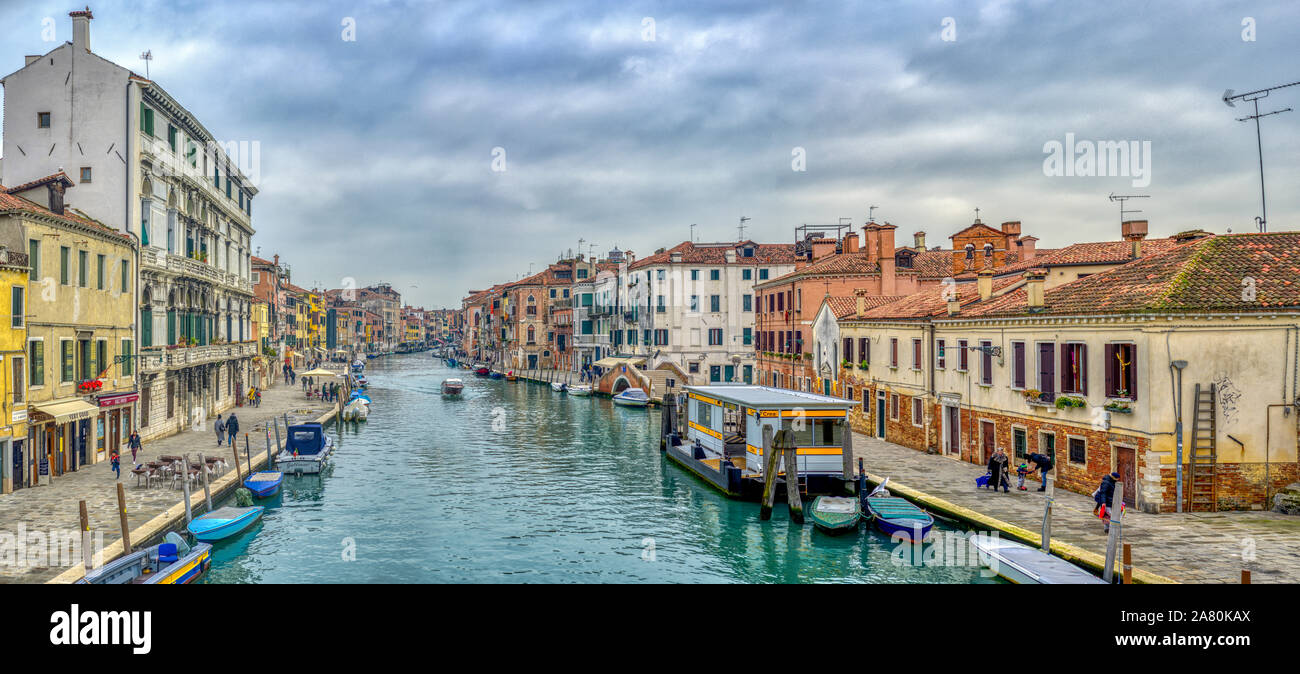 Cannaregiokanal aus Ponte dei Tre Archi, Venedig, Italien. Hochauflösende Panorama. Stockfoto