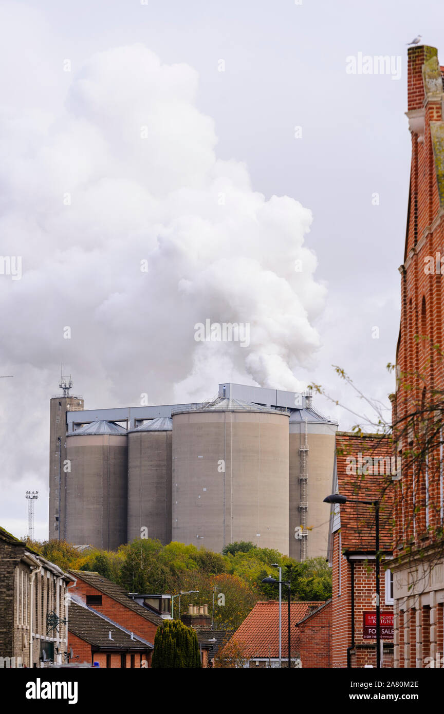 Der Blick auf die Türme von langen Brackland getroffen, die Türme der Zuckerrüben verarbeitenden Fabrik durch British Sugar in Bury St im Besitz Stockfoto