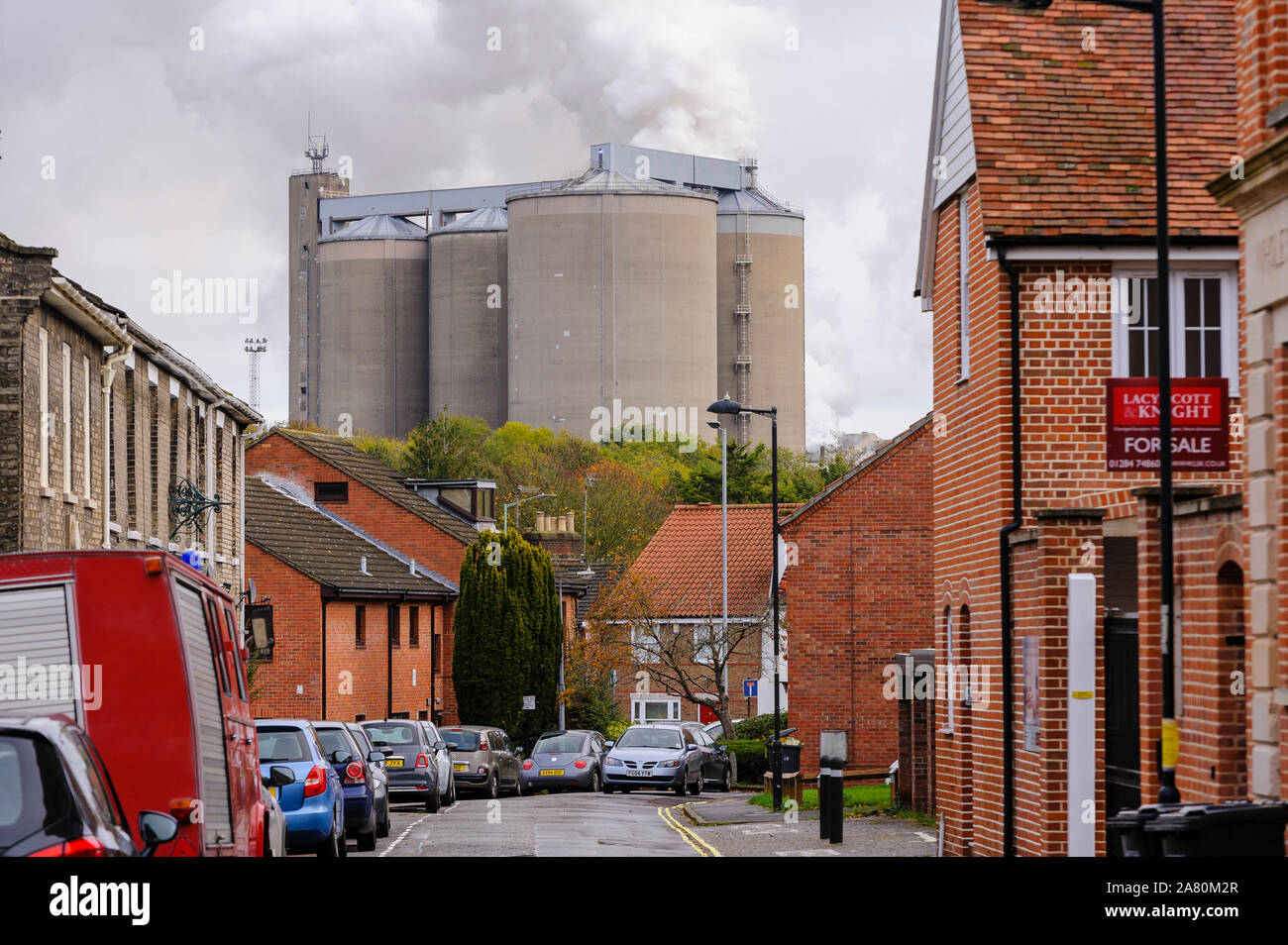 Der Blick auf die Türme von langen Brackland getroffen, die Türme der Zuckerrüben verarbeitenden Fabrik durch British Sugar in Bury St im Besitz Stockfoto