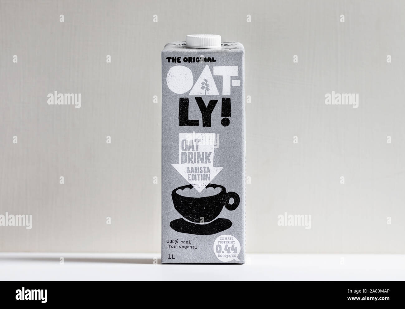London/UK - 3. November 2019 - hazet Milch Karton, stehend auf einem weißen Tisch. Hazet ist ein ohne Milchprodukte vegan Milch Alternative. Stockfoto London/UK - 3. November 2019 - hazet Milch Karton, stehend auf einem weißen Tisch. Hazet ist ein ohne Milchprodukte vegan Milch Alternative. Stockfoto