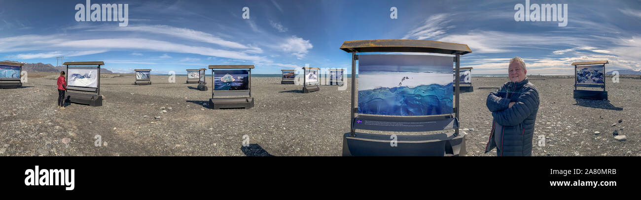 Ragnar Th Sigurdsson, professionelle isländische Fotograf durch seine outdoor Foto Ausstellung, Jokulsarlon, Vatnajökull National Park, Island. Unesco-Wor Stockfoto