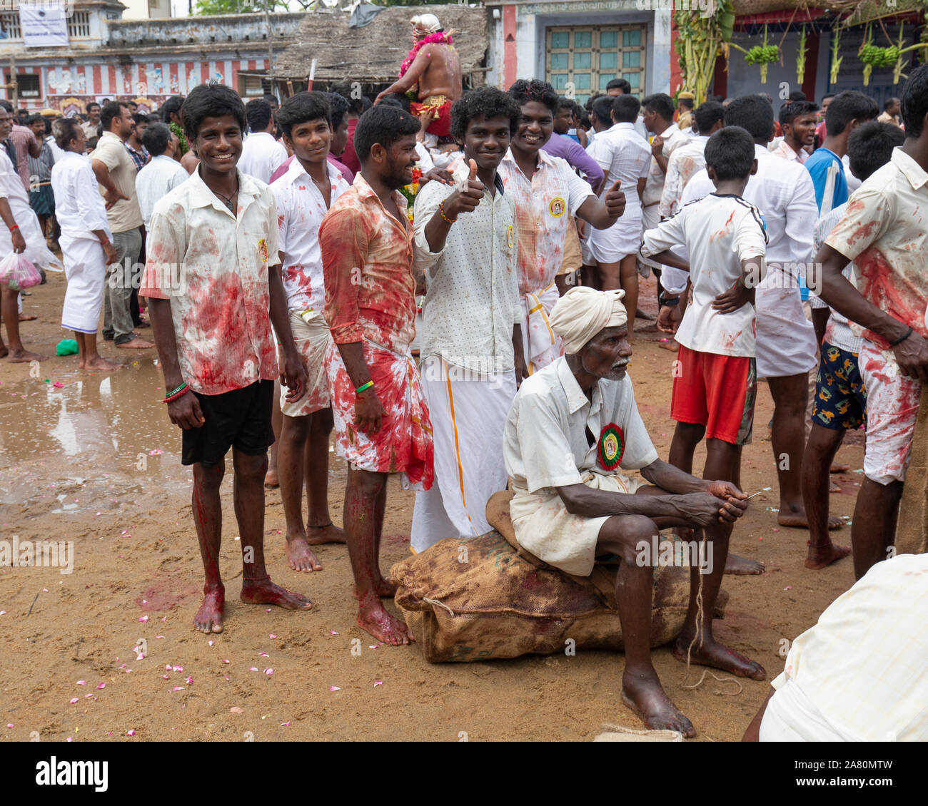 Gruppe junger Männer in blutbefleckte Kleidung aufpassen Kutti Kudithal Festival in Trichy, Tamil Nadu, Indien Stockfoto