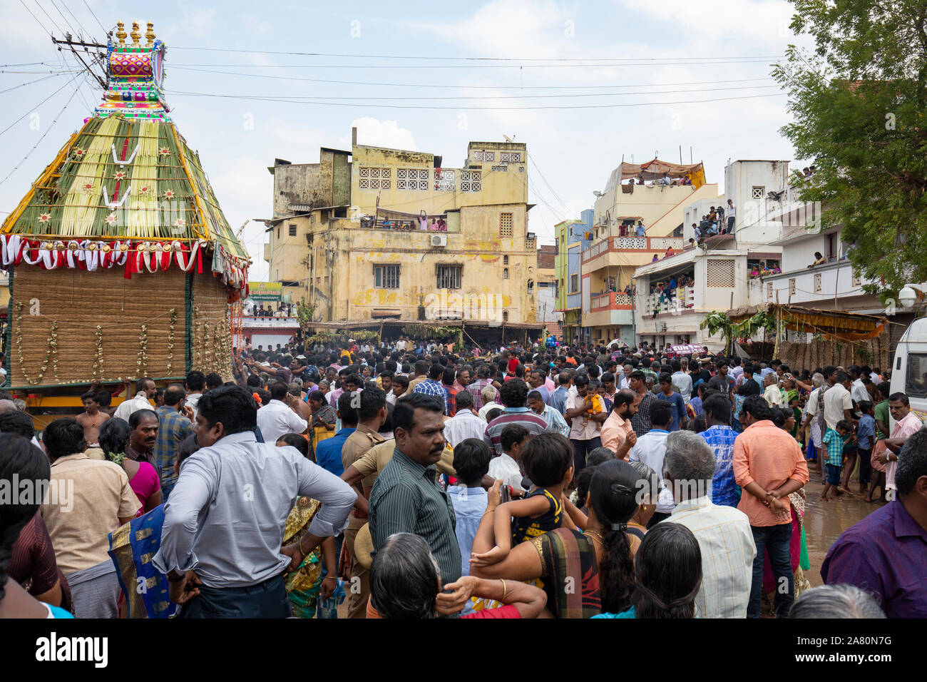 Menge von Gläubigen feiern Kutti Kudithal Festival in Trichy, Tamil Nadu, Indien Stockfoto