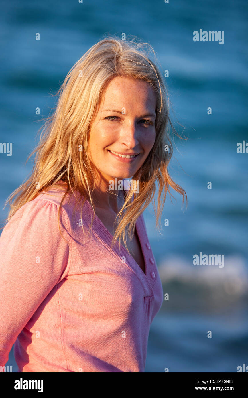 Selbstbewussten jungen Frau, die Kamera schaut Stockfoto