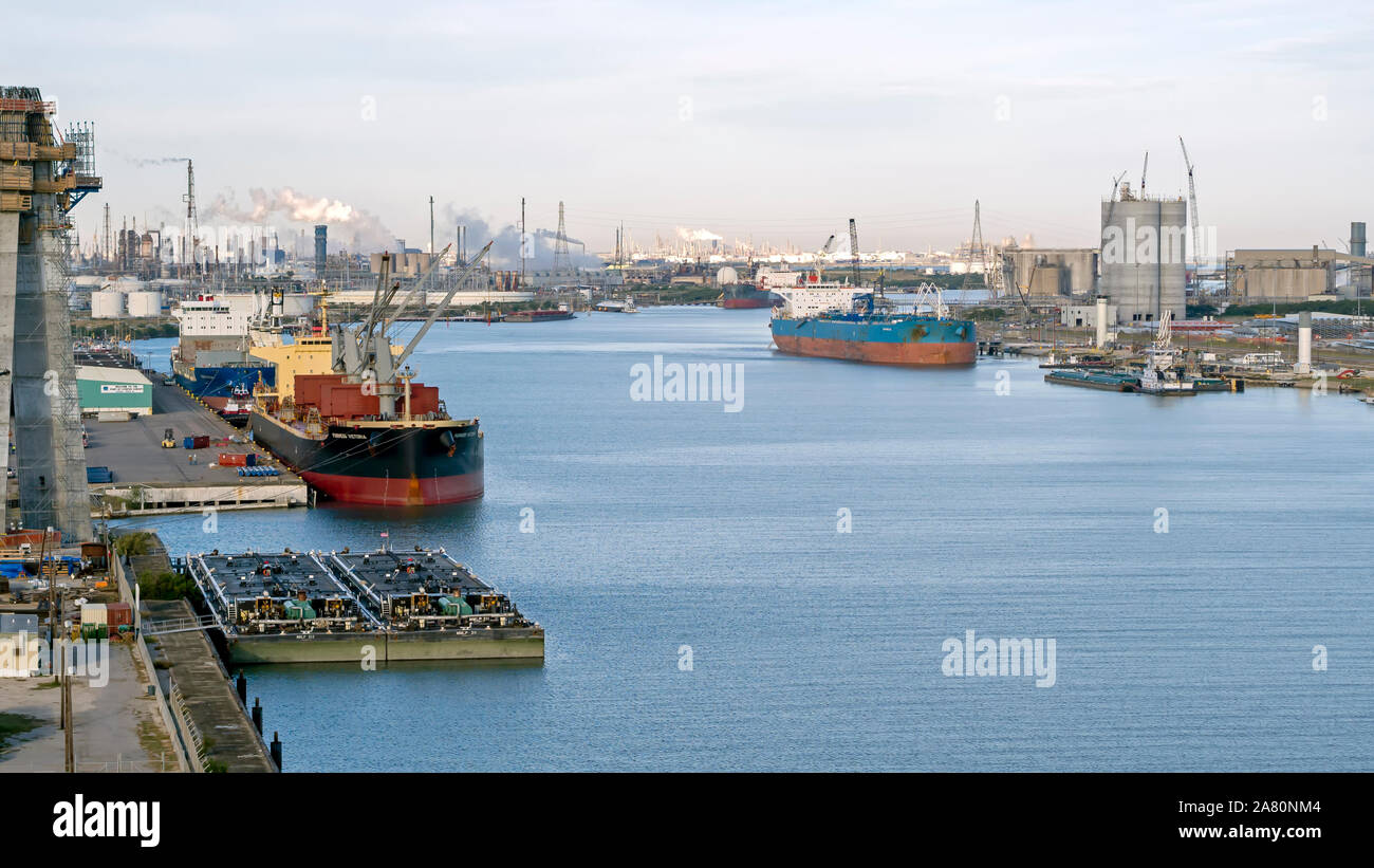 Von der Old Harbor Bridge aus hat man einen erhöhten Blick auf Den Hafen Von Corpus Christi, Texas USA. Stockfoto