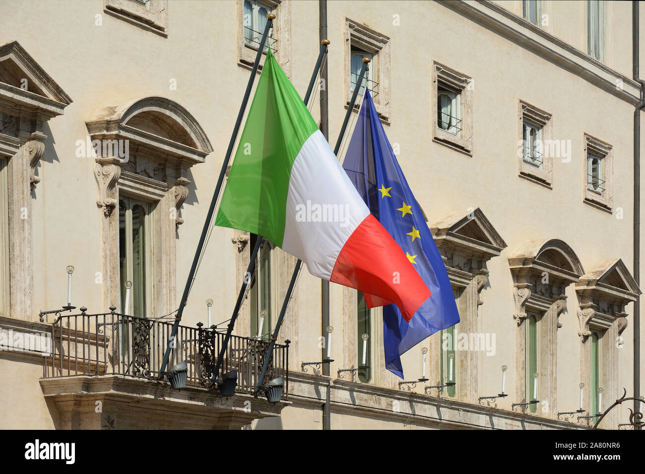 Fahnen auf der Palazzo Chigi Piazza Colonna in Rom. Residenz der italienischen Premierminister - Italien. Stockfoto