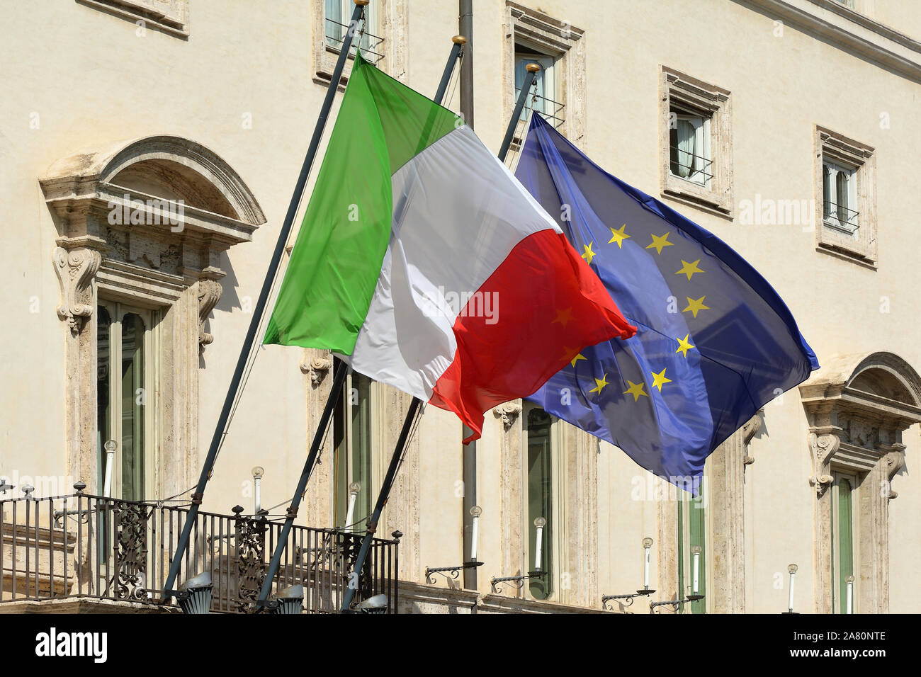 Fahnen auf der Palazzo Chigi Piazza Colonna in Rom. Residenz der italienischen Premierminister - Italien. Stockfoto