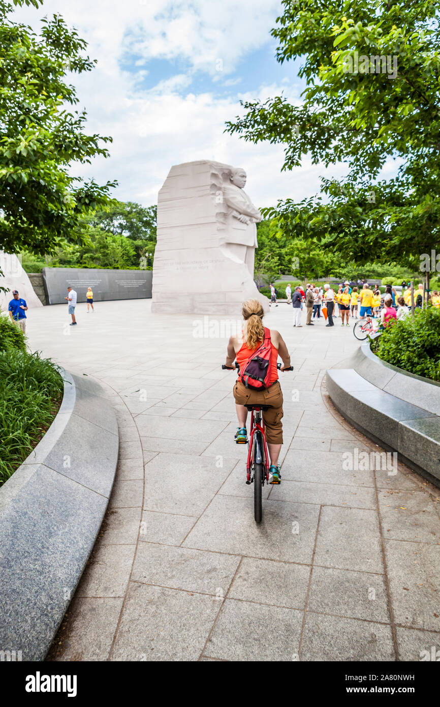 Eine Frau nähert sich dem Martin Luther King Jr. Memorial auf dem Fahrrad, Washington, D.C., USA. Stockfoto