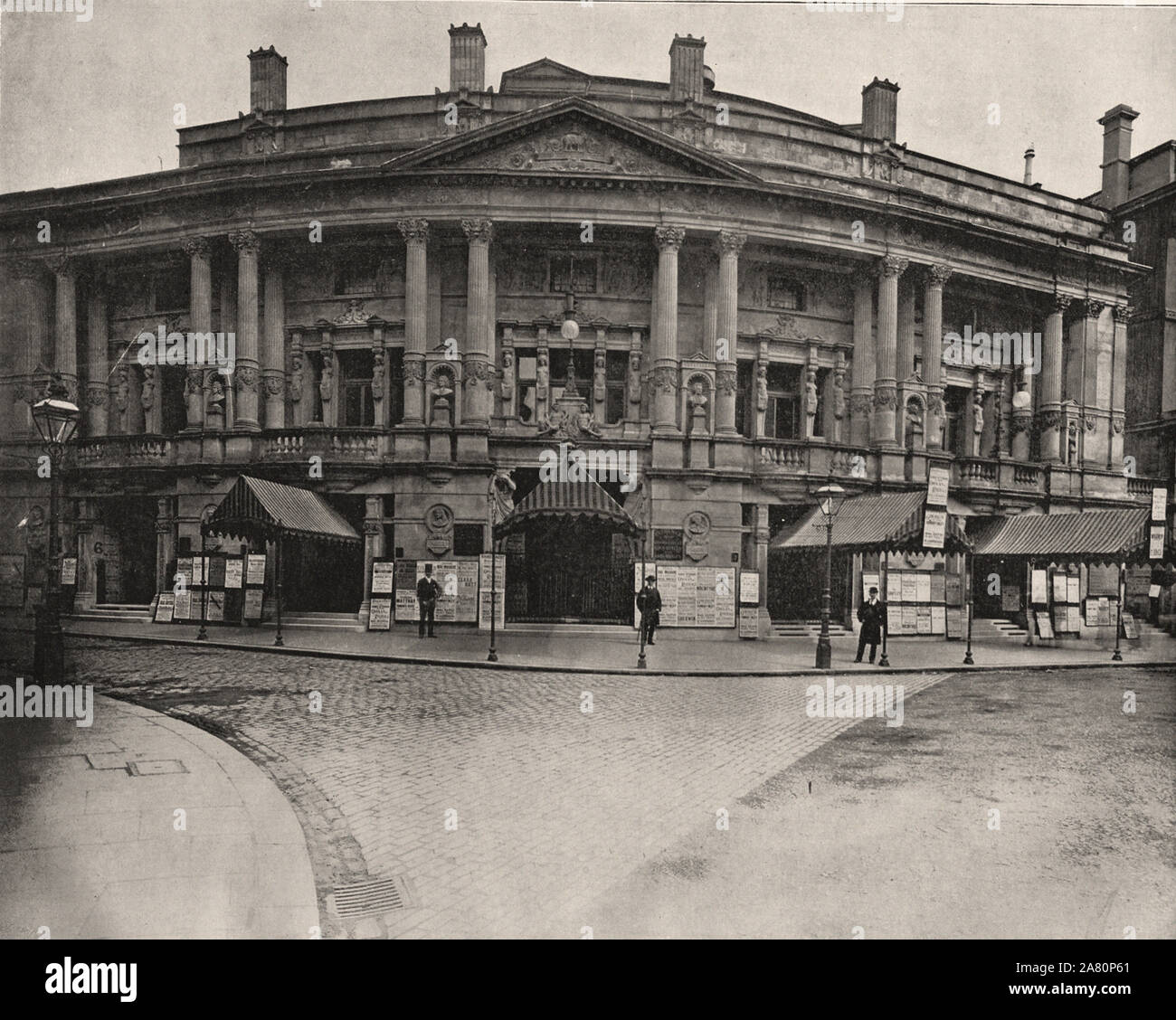 Von "Der beschreibende Album von London" von George H Birke 1896 - extrahierten Text: 'Queen'S HALL, im Langham Place, Unterkunft hat für 3.000 Personen. Es gibt 17 Ausgänge, die Gefahr bei der Panik durch Feuer wird dadurch auf ein Minimum reduziert. Die Decke wird von Carpegat gemalt. Die Philharmonischen Konzerte sind hier im Frühjahr gegeben, und die Sinfoniekonzerte im Winter. Konzerte haben von spät am Sonntag Nachmittag durch den Verein bekannt als Sonntag Clubland gegeben worden, damit die Leute im Geschäft während der Woche engagiert, haben manche Gelegenheit geben, ihre Liebe zur Musik erfreulich. Die Halle Stockfoto