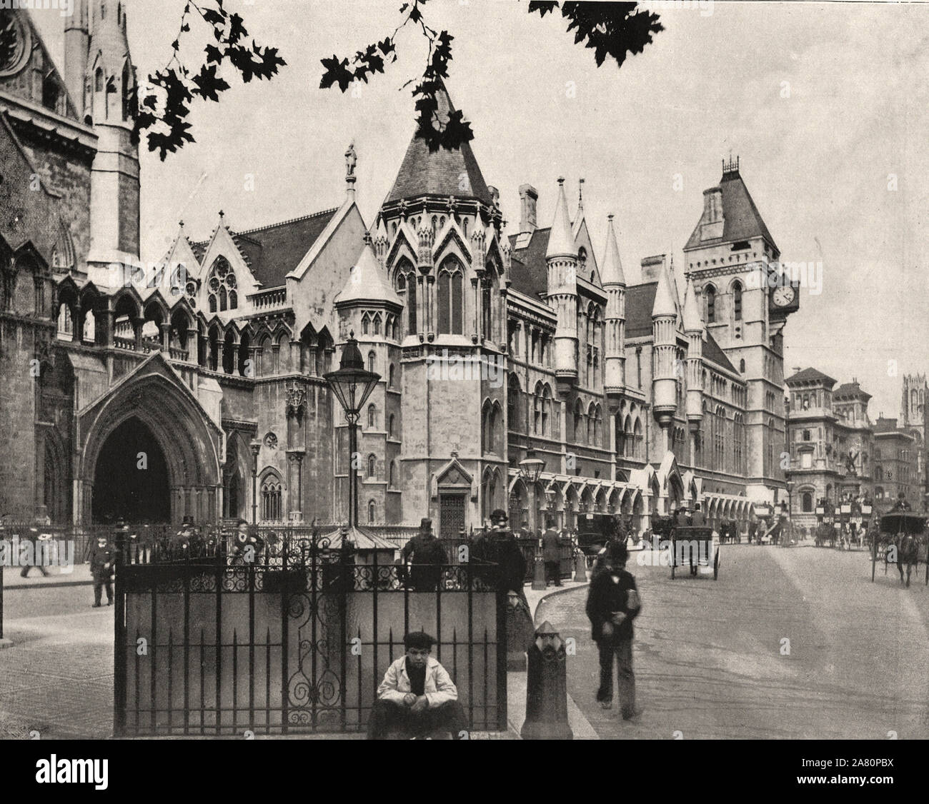 Von "Der beschreibende Album von London" von George H Birke 1896 - extrahierten Text: "Die Royal Courts of Justice. - Der alte Gerichte in Westminster die klein und unbequem, aber bewundernswert von Sir John Soane, R.A., dieser Block von Gebäuden an Kosten errichtet wurde, einschließlich der Website, der von der Ausführungen von Herrn G.E. Straße geplant und hat einen Strand Fassade von 500 Fuß. Die große zentrale Halle ist ungefähr 238 Fuß lang, 48 Fuß breit und 80 Fuß hoch. Es war am 4. Dezember 1882 eröffnete, von Königin Victoria. Es gibt über 1.000 Zimmer in allen, einschließlich 19 Hof Zimmer. Die wichtigsten Eingang ist der Große Stockfoto
