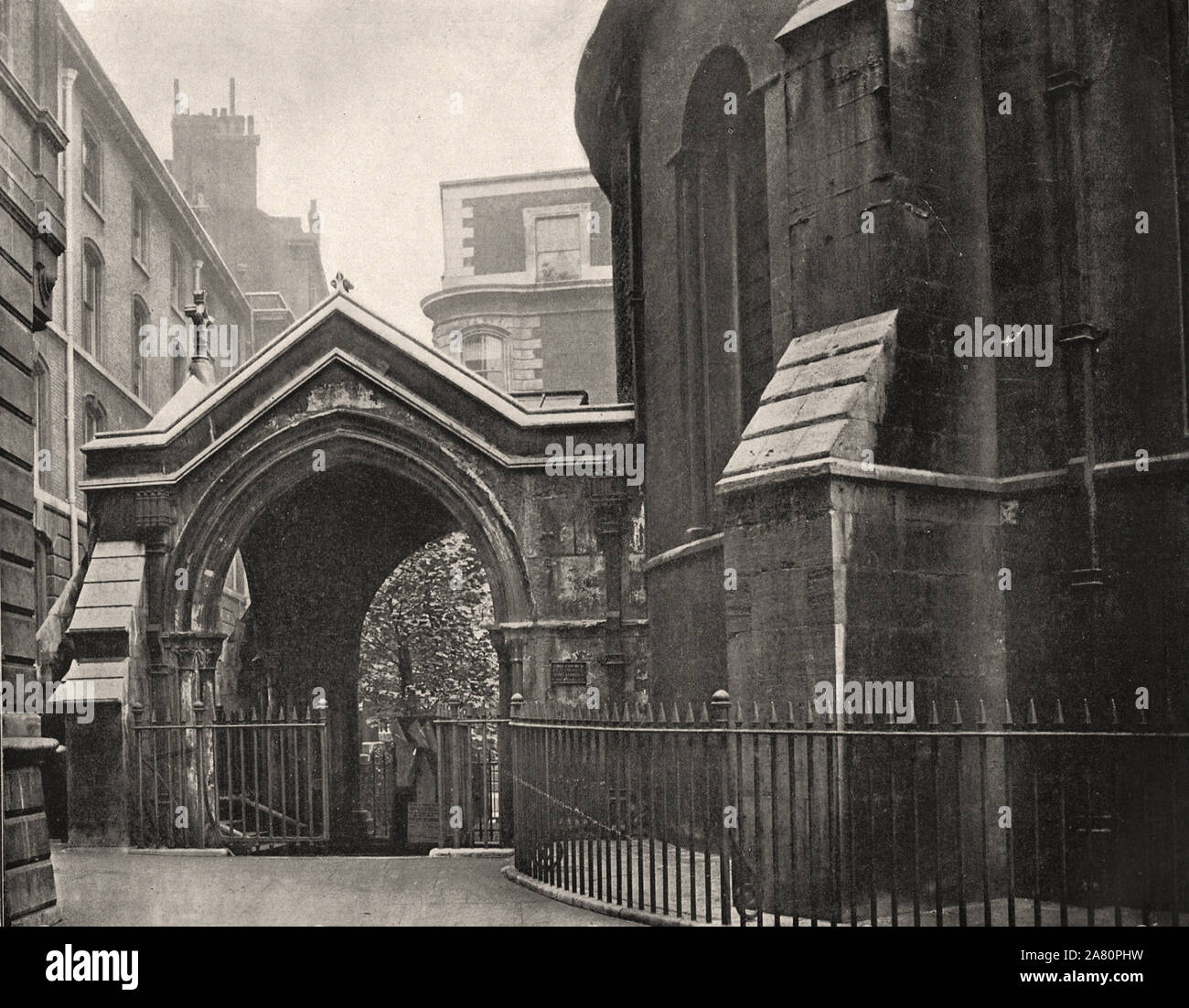 Von "Der beschreibende Album von London" von George H Birke 1896 - extrahierten Text: 'Temple Church stammt aus dem Jahr 1185 Die alte Kirche fiel in einem sehr baufälligen Tempel Kirche ist in den Grenzen des inneren Tempels situuted, Fleet Street. Zustand, aber in 1839-42 wurde gründlich zu einem Preis von nicht weniger als 70, Coo repariert und restauriert. Eine feine Normannische Torbogen führt in den Innenraum. Der Chor und die In der Kirche sind neun Denkmäler der Templer aus dem 12. und runde Kirche (zu der die Öffentlichkeit zugelassen sind) werden durch die schönen Marmorsäulen unterstützt. 13. jahrhundert Oliver Goldsmi Stockfoto