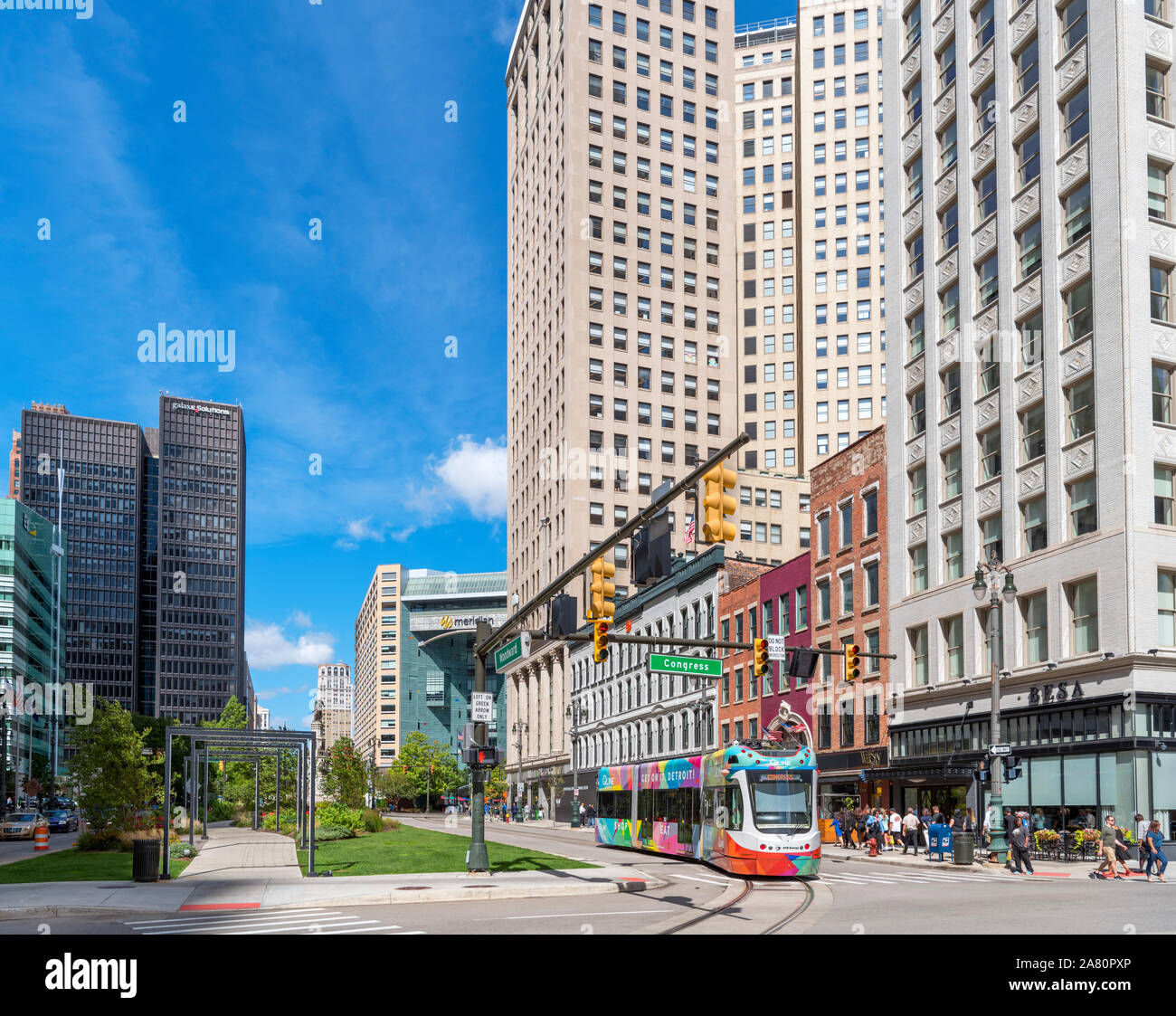 Blick hinunter Woodward Avenue in Richtung Campus Martius Park in der Innenstadt von Detroit, Michigan, USA Stockfoto