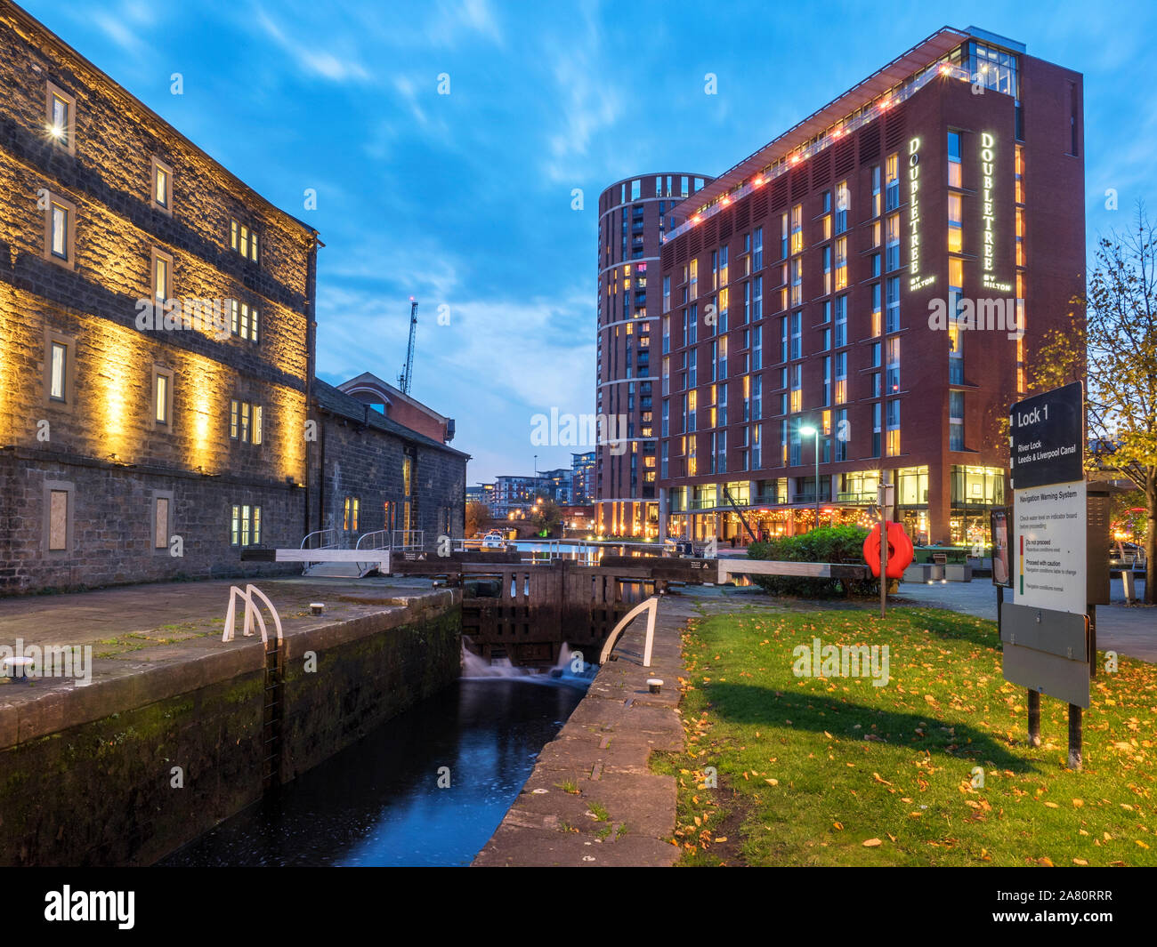 Alten Kanal Lager durch den Fluss- und modernes Hotel am Granary Wharf in der Dämmerung Leeds West Yorkshire England Stockfoto