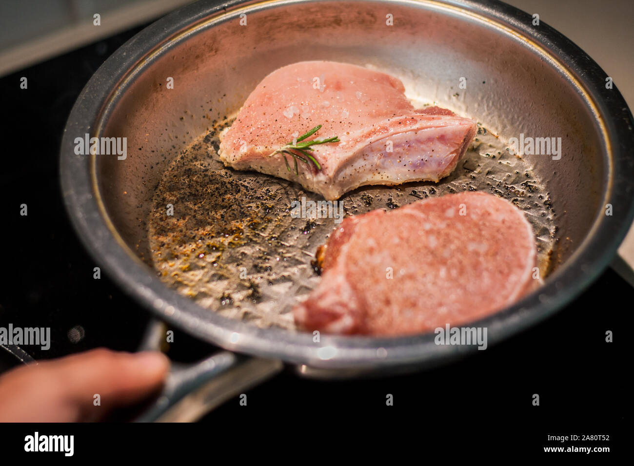 Marinierte Stücke Schweinefilet auf einen Knochen braten in einer Pfanne  Stockfotografie - Alamy