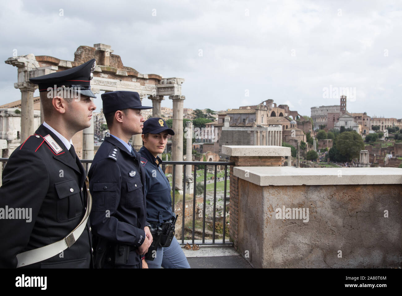 Roma, Italien. 05 Nov, 2019. Italienische Polizisten und chinesische Polizisten Siegerehrung auf der Piazza del Campidoglio in Rom der gemeinsame Patrouillen zwischen der italienischen Polizei und chinesische Polizisten (Foto von Matteo Nardone/Pacific Press) Quelle: Pacific Press Agency/Alamy leben Nachrichten Stockfoto