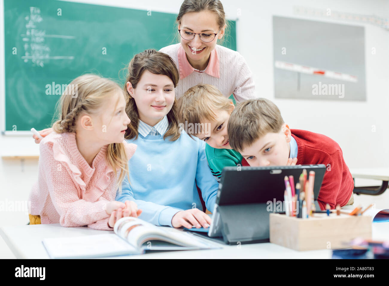 Lehrer und Schüler, die die Medien und Technologie im Klassenzimmer Stockfoto