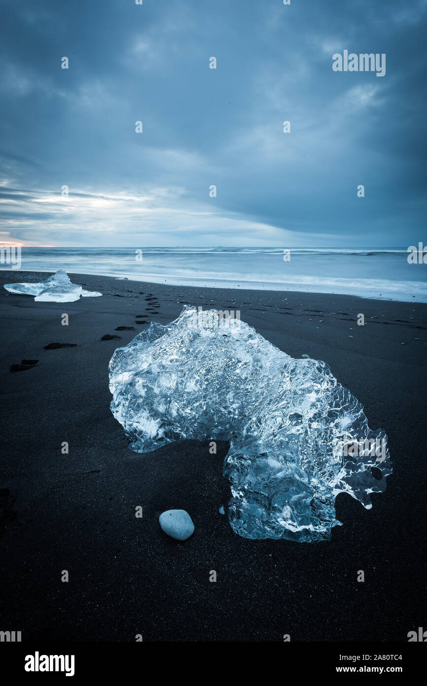 Diamond Beach im Südosten von Island, an den Rand des Vatnajökull National Park. Eisberge im Strand kommen aus der Nähe von gletschersee Jokulsarlon ist. Stockfoto