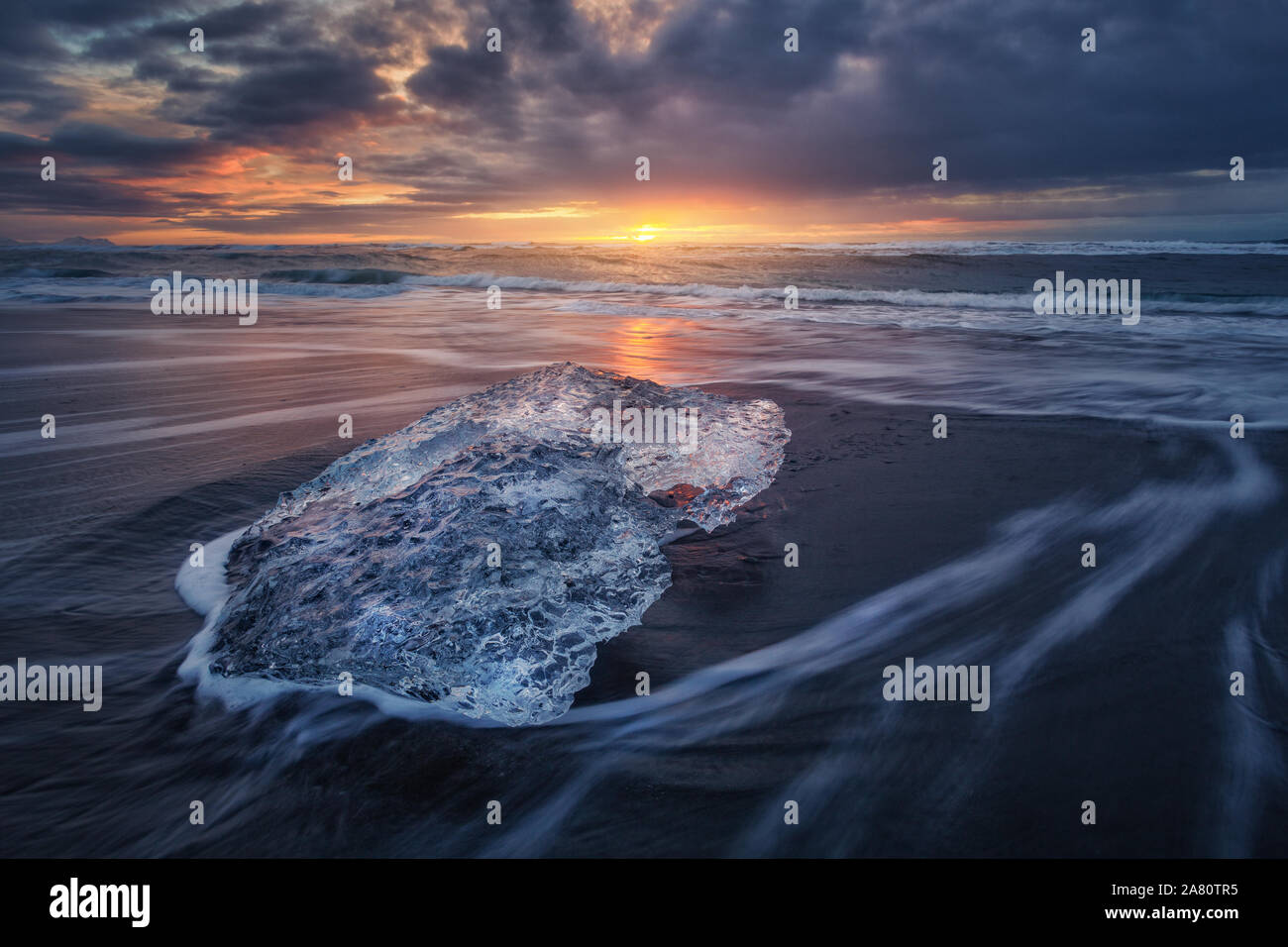 Diamond Beach im Südosten von Island, an den Rand des Vatnajökull National Park. Eisberge im Strand kommen aus der Nähe von gletschersee Jokulsarlon ist. Stockfoto