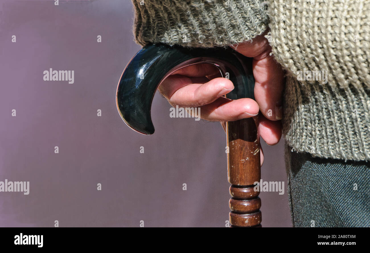 Ältere Menschen Hand mit einem Rohrstock Stockfoto