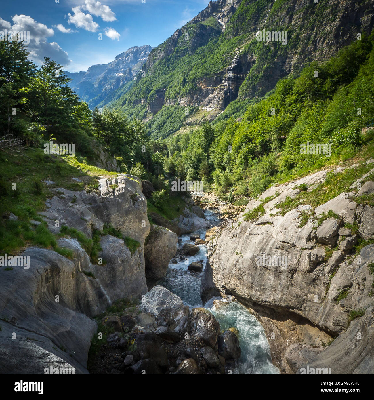 Wasserfall im Nationalpark von Ordesa und Monte Perdido in den Pyrenäen, Aragón, Spanien. Barranco Montaspro. Stockfoto