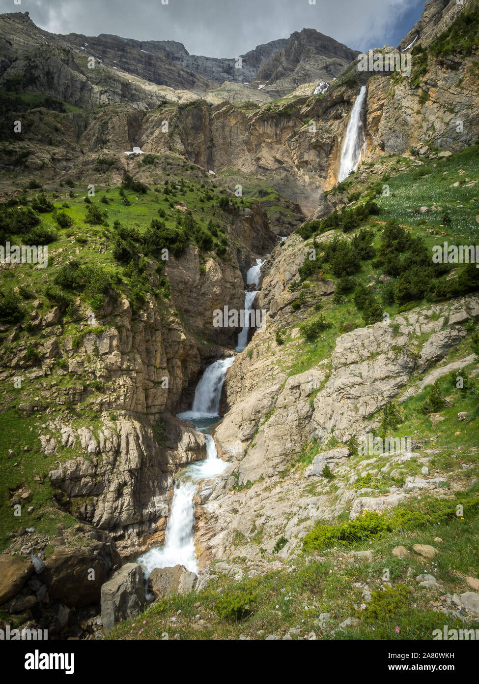 Wasserfall und Monte Perdido in den Pyrenäen, Aragón, Spanien. Cascada del Cinca. Stockfoto