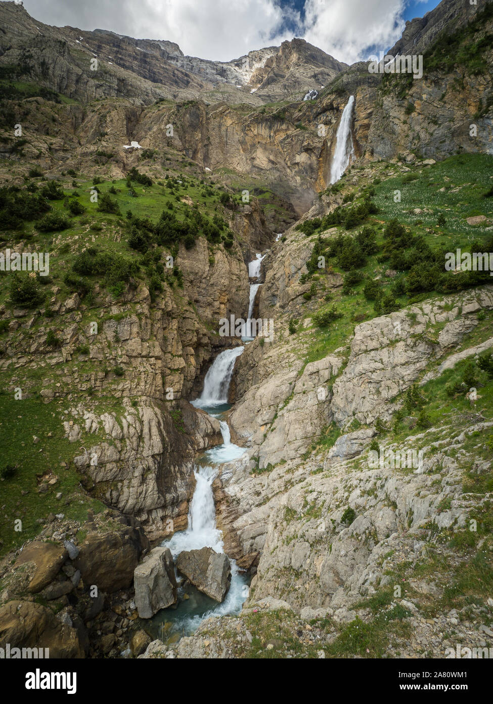 Wasserfall und Monte Perdido in den Pyrenäen, Aragón, Spanien. Cascada del Cinca. Stockfoto