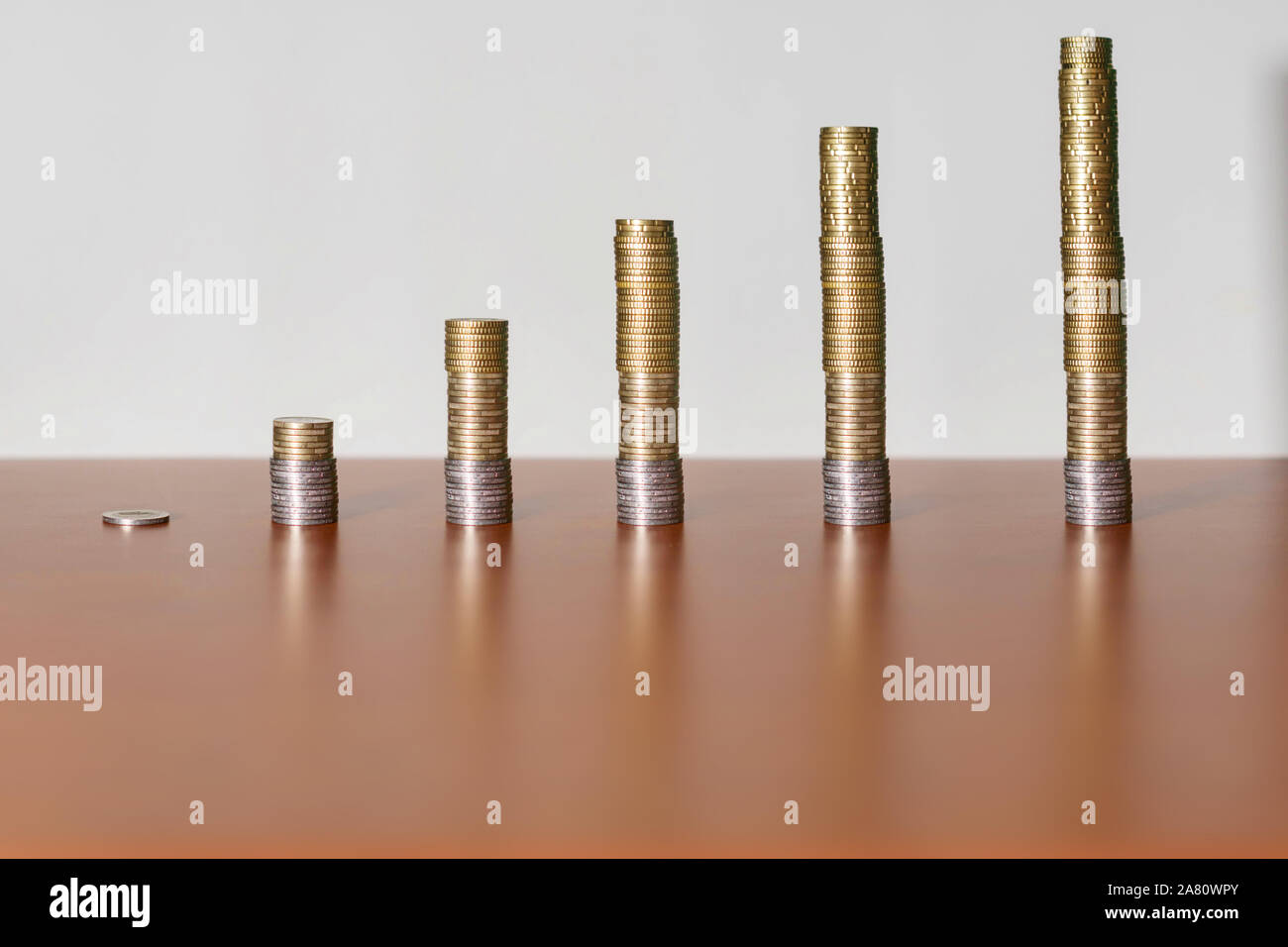 Euro Münzen in der Form einer aufsteigenden Graph Stockfoto