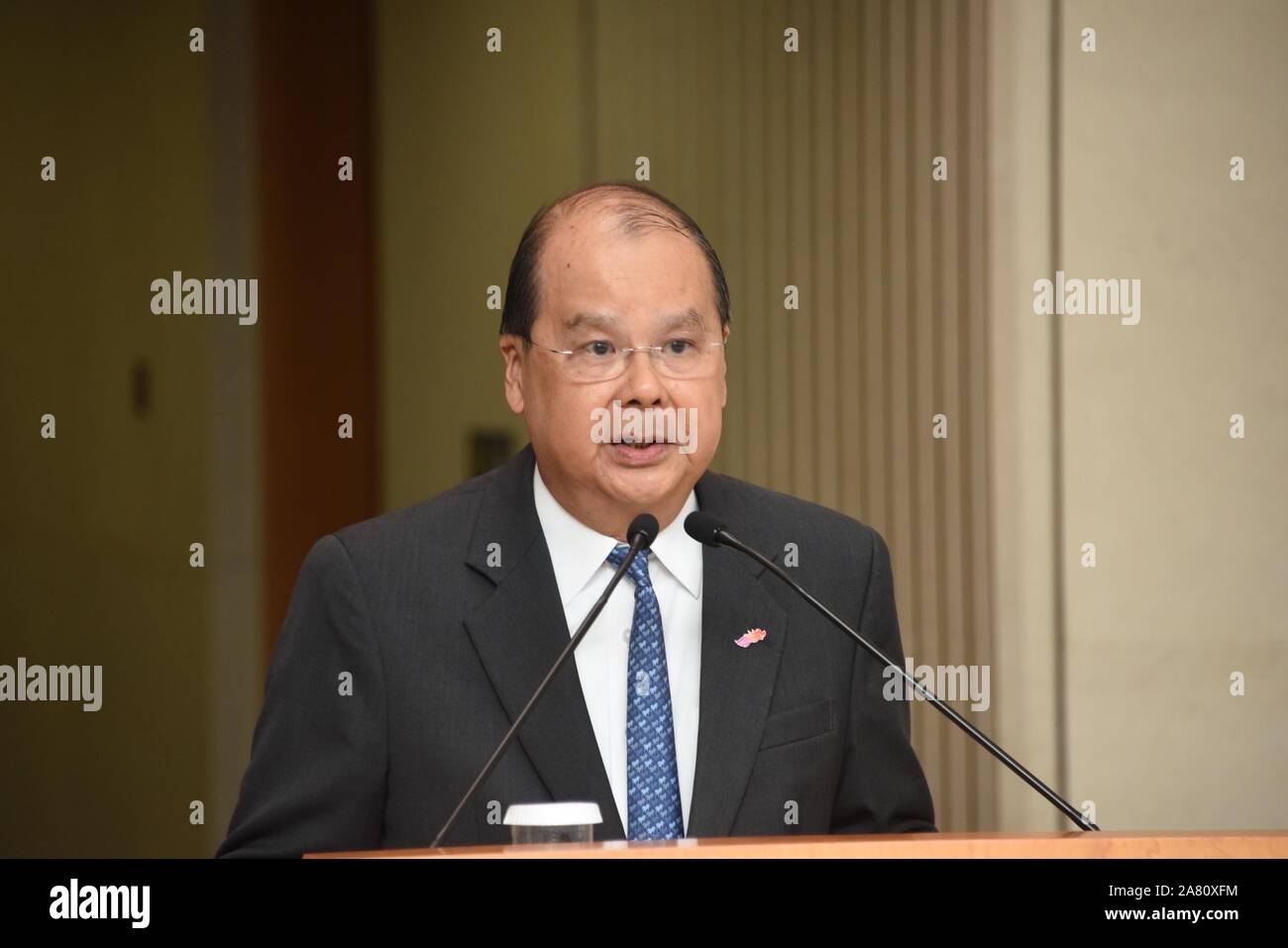 Hongkong, China. 5 Nov, 2019. Handeln, Chief Executive der Sonderverwaltungsregion Hongkong (HKSAR) Matthew Cheung spricht auf einer Pressekonferenz in Hong Kong, South China, November 5, 2019. Die Regierung der SAR Hongkong hofft, das zweite Gemeinschaftlichen Dialog mit der Öffentlichkeit nach der Bezirksrat Wahl in diesem Monat, Cheung sagte hier Dienstag. Cheung erklärte Reportern, dass Top Prioritäten für Hongkong heute sind Gewalt und Chaos sowie mehr Möglichkeiten, die Kommunikation zwischen der Regierung der SAR Hongkong und die Bürgerinnen und Bürger zu verbessern. Credit: Lui Siu Wai/Xinhua/Alamy leben Nachrichten Stockfoto