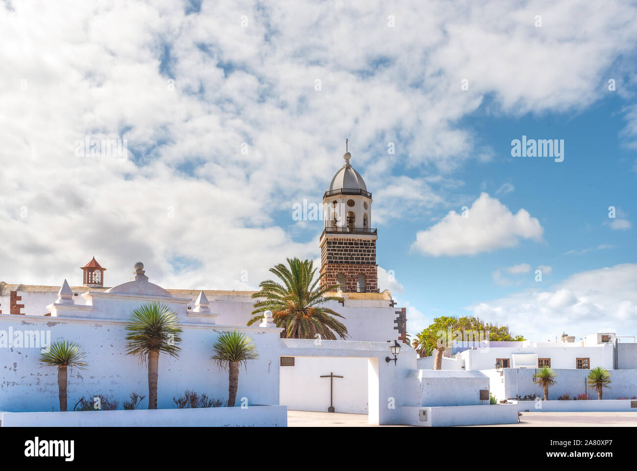 Kirche Nuestra Señora de Guadalupe in Teguise, die alte Hauptstadt von Lanzarote, Kanarische Inseln, gegen den schönen blauen Himmel an einem sonnigen Tag Stockfoto