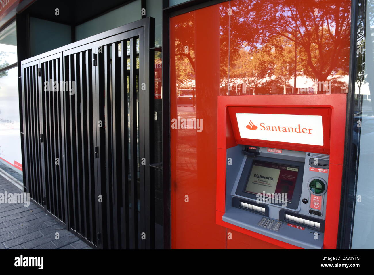 Madrid, Spanien. 5 Nov, 2019. Ein Santander Bank Niederlassung in Madrid gesehen. Banco Santander wird eine weitere 411 Filialen während des Monats November schließen, die im Rahmen des EFF (Beschäftigung Verordnung Datei) aufgrund der Fusion der sein Netz von Büros mit beliebten Bank. 601 wurden bereits in den Monaten September und Oktober geschlossen, nach Angaben der Gruppe unter dem Vorsitz von Ana BotÃ-n. Quelle: John milner/SOPA Images/ZUMA Draht/Alamy leben Nachrichten Stockfoto