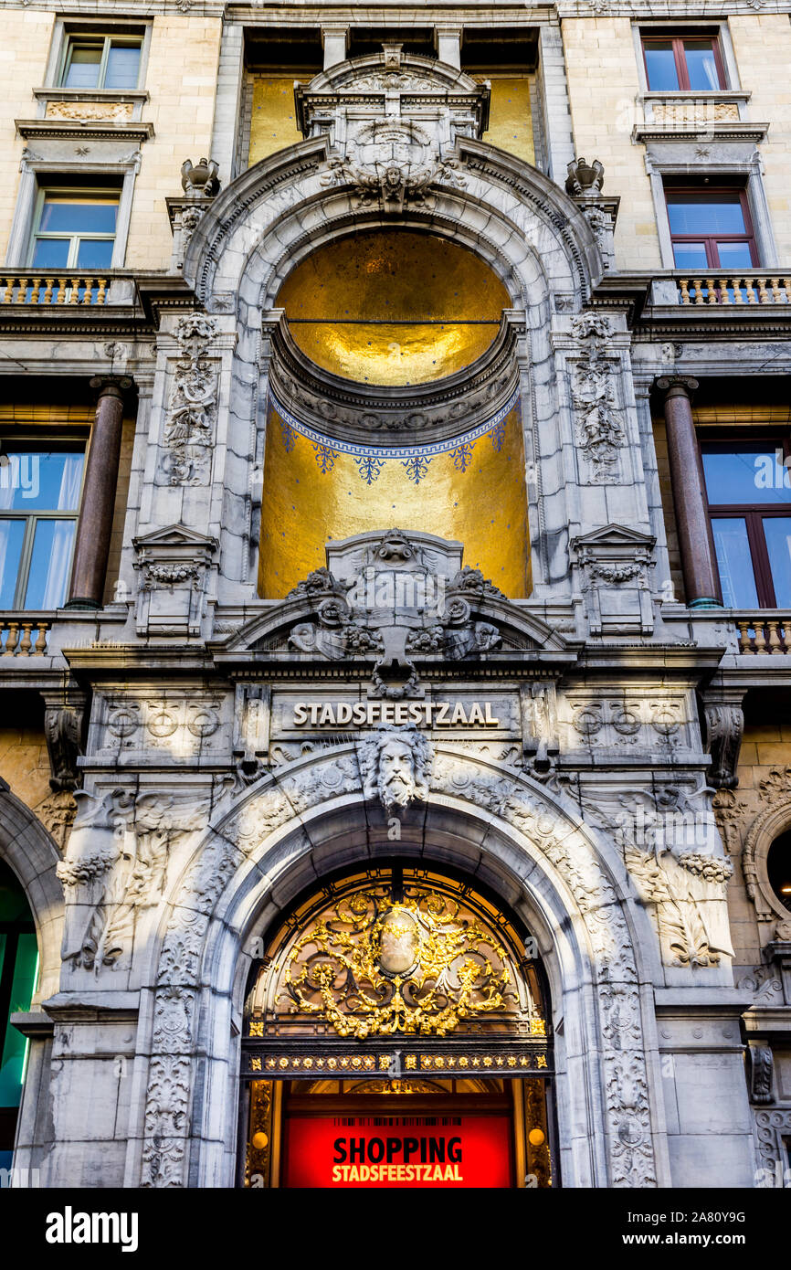 Detail der Eingang zur Stadt Stadsfeestzall (Festsaal) Shopping Center auf die Meir, Antwerpen, Belgien. Stockfoto