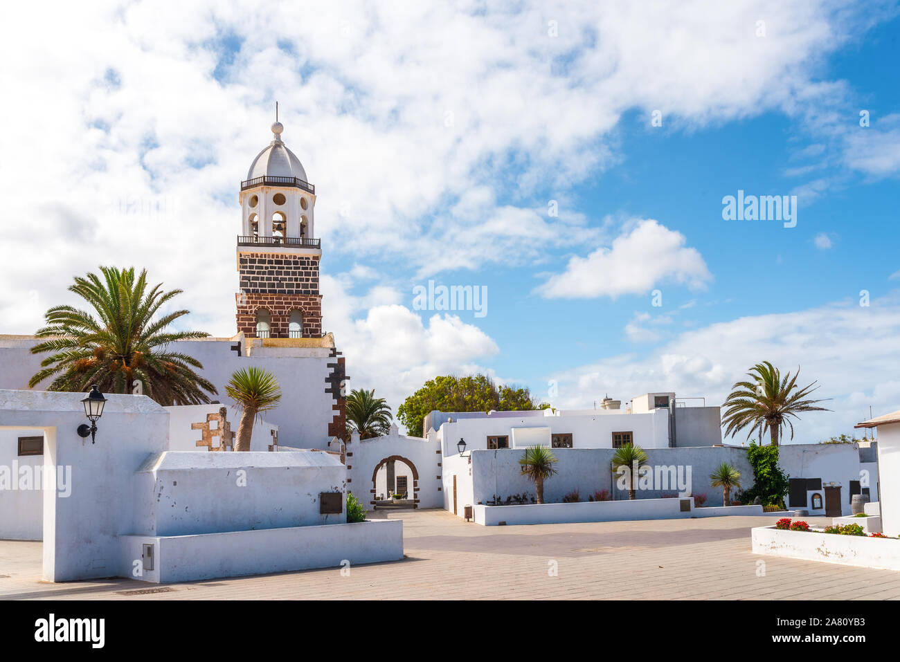 Kirche Nuestra Señora de Guadalupe in Teguise, die alte Hauptstadt von Lanzarote, Kanarische Inseln, gegen den schönen blauen Himmel an einem sonnigen Tag Stockfoto