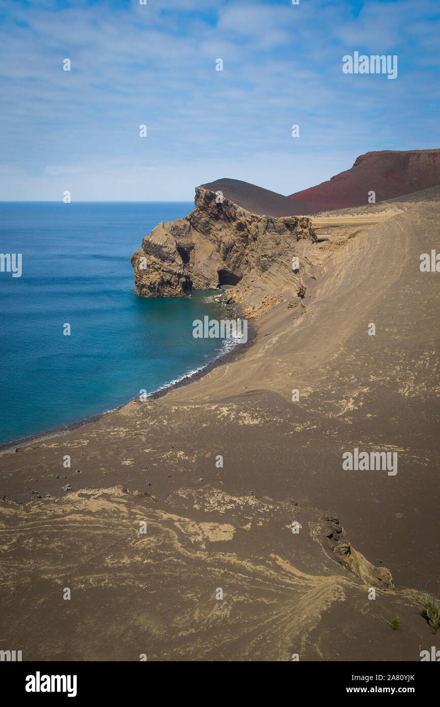 Capelinhos Vulkan, der 1958 ausbrach, in Insel Faial, Azoren, Portugal. Zerstörte Leuchtturm und die verbleibenden Kegel. Asche Klippen in den Atlantischen Ozean. Stockfoto