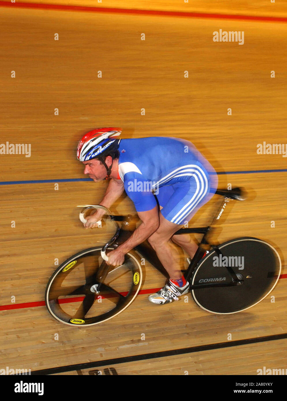 Jason Queally Züge mit der British Olympic Cycling Team an der Welsh National Velodrom in Newport heute vor der Überschrift am Donnerstag nach Athen. 9/8/04 Stockfoto