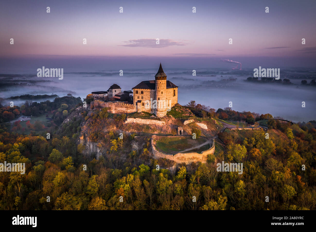 Kunetice Berg sitzt in einer Ebene, über die es erhebt sich 82 Meter (305 m über dem Meeresspiegel). Geologisch ist der Berg ein laccolith, aus dem Stockfoto