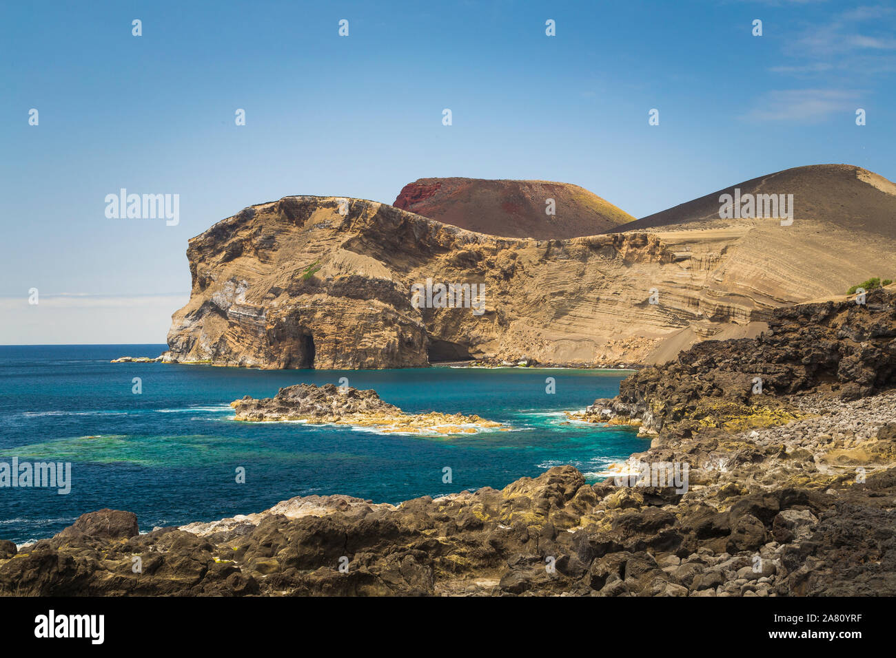 Capelinhos Vulkan, der 1958 ausbrach, in Insel Faial, Azoren, Portugal. Zerstörte Leuchtturm und die verbleibenden Kegel. Asche Klippen in den Atlantischen Ozean. Stockfoto