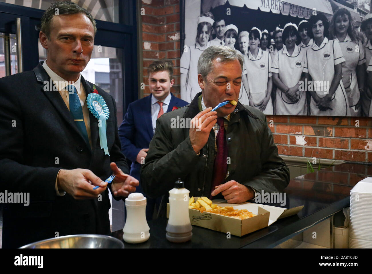 Brexit-Chef Nigel Farage hält für Fisch und Chips mit Kandidat der Partei für Ashfield Martin Daubney (links) während einer Kampagne stop in Sutton-in-Ashfield, Nottinghamshire. Stockfoto