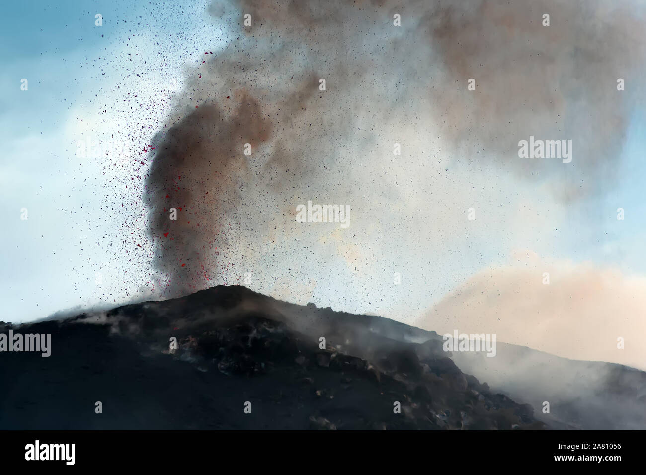 Explosive Eruption mit Projektionen von Magma und Rauch in einem der drei Krater des aktiven Vulkans Stromboli, Äolische Inseln, Italien. Stockfoto