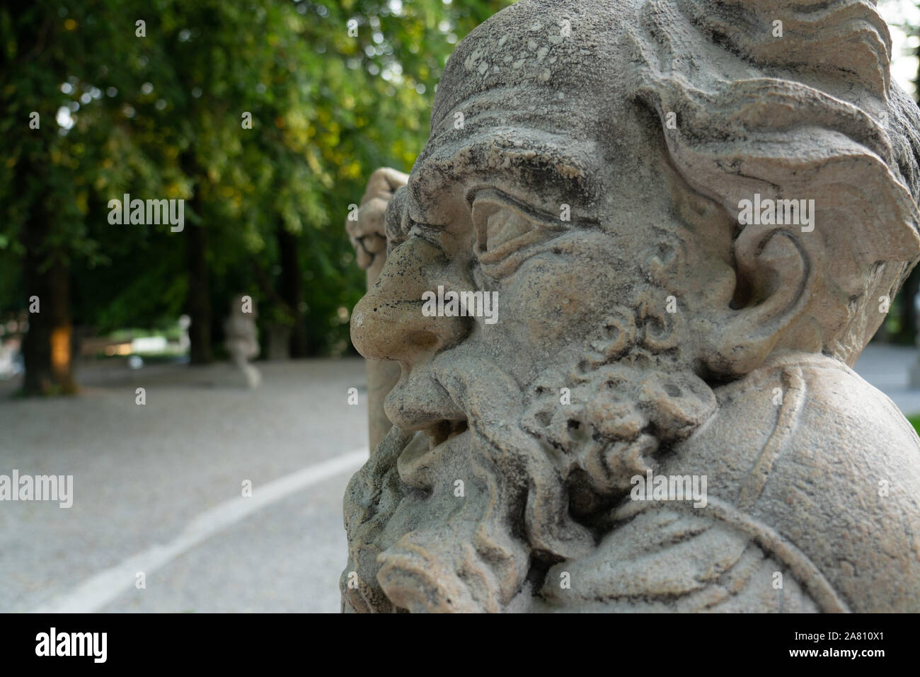 Profil von einer der Statuen der Zwerg Garten, in der Nähe der Mirabellgarten in Salzburg. Stockfoto