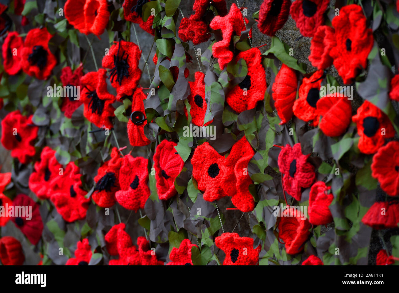 Gebühr £ 75 pro Bild für online und £ 150 für Drucken aus Gewirken Poppy Kirche Carmunnock Pfarrkirche, Kirk Rd, dargestellt: Mohnblumen am Kirk. Gegangen, aber stricken vergessen Gemeindemitglieder haben die außerhalb Ihrer Kirche dekoriert mit mehr als 9000 Mohn 100 Jahre seit dem Ende des Ersten Weltkriegs Mitglieder der Carmunnock Pfarrkirche zu markieren, in der Nähe von Glasgow, versahen zusammen mit den roten Blumen, die rund um die Kirche gründen aufgehängt wurden zu nähen. Die auffällige Projekt, der zur Erinnerung Tag abgeschlossen wurde, eine Hommage an die Soldaten, die kämpften und im Konflikt zwischen 1914 und 191 gestorben Stockfoto