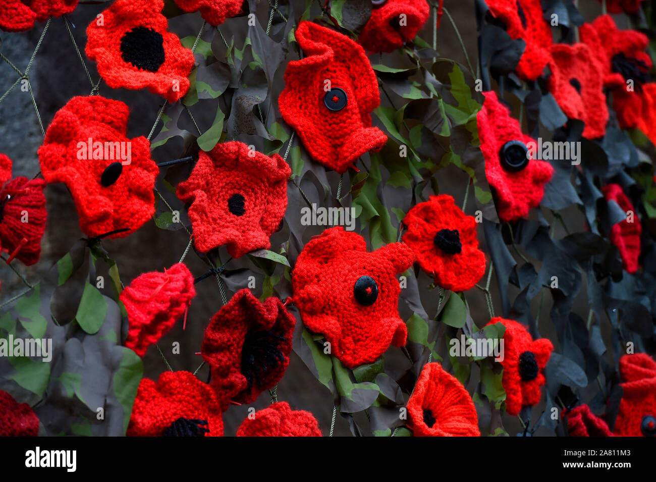 Gebühr £ 75 pro Bild für online und £ 150 für Drucken aus Gewirken Poppy Kirche Carmunnock Pfarrkirche, Kirk Rd, dargestellt: Mohnblumen am Kirk. Gegangen, aber stricken vergessen Gemeindemitglieder haben die außerhalb Ihrer Kirche dekoriert mit mehr als 9000 Mohn 100 Jahre seit dem Ende des Ersten Weltkriegs Mitglieder der Carmunnock Pfarrkirche zu markieren, in der Nähe von Glasgow, versahen zusammen mit den roten Blumen, die rund um die Kirche gründen aufgehängt wurden zu nähen. Die auffällige Projekt, der zur Erinnerung Tag abgeschlossen wurde, eine Hommage an die Soldaten, die kämpften und im Konflikt zwischen 1914 und 191 gestorben Stockfoto