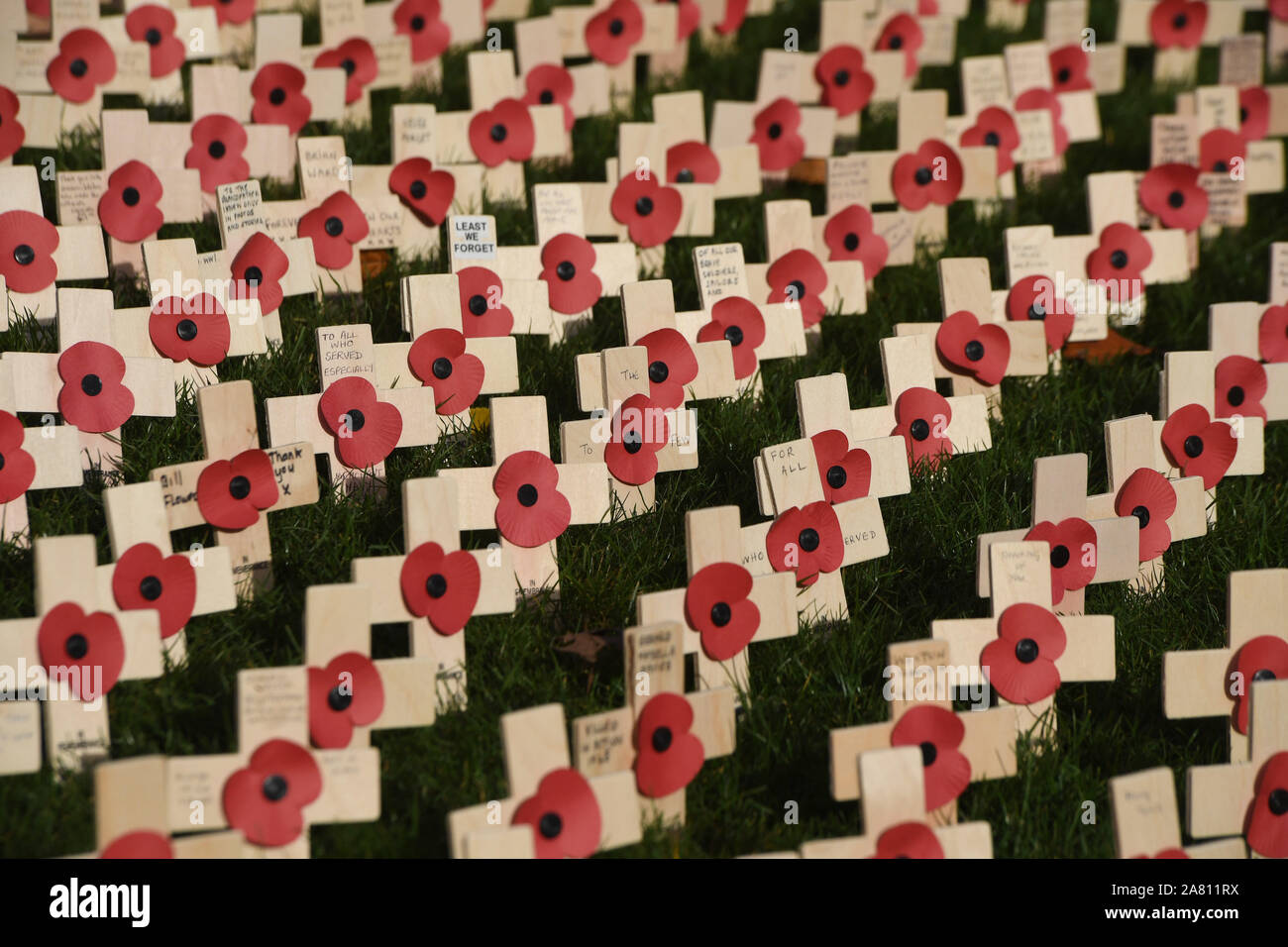 Abgebildete Kriegsveteranen und Mitglieder der öffentlichkeit nehmen an der Trauerfeier am National Memorial Arboretum, Alrewas, Staffordshire, am Sonntag, den 11. November 2018, Armistice Day wie 100 Jahre seit dem Ende des ersten Weltkriegs gedenken. Als die Nation erkennt Service und Opfer der britischen Streitkräfte mit zwei Minuten Stille, Sonntag, den 11. November 2018. Stockfoto