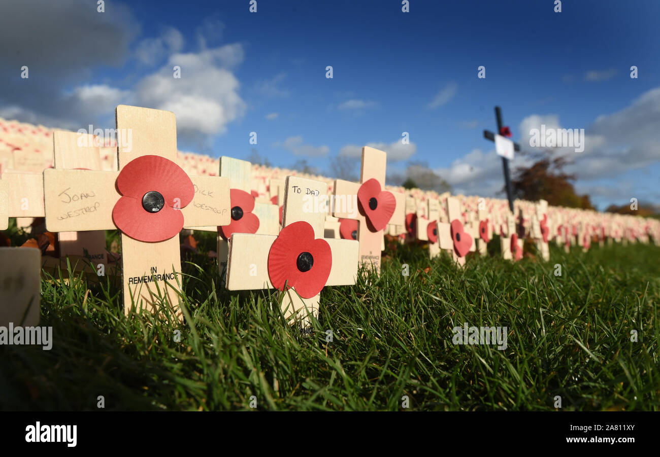Abgebildete Kriegsveteranen und Mitglieder der öffentlichkeit nehmen an der Trauerfeier am National Memorial Arboretum, Alrewas, Staffordshire, am Sonntag, den 11. November 2018, Armistice Day wie 100 Jahre seit dem Ende des ersten Weltkriegs gedenken. Als die Nation erkennt Service und Opfer der britischen Streitkräfte mit zwei Minuten Stille, Sonntag, den 11. November 2018. Stockfoto