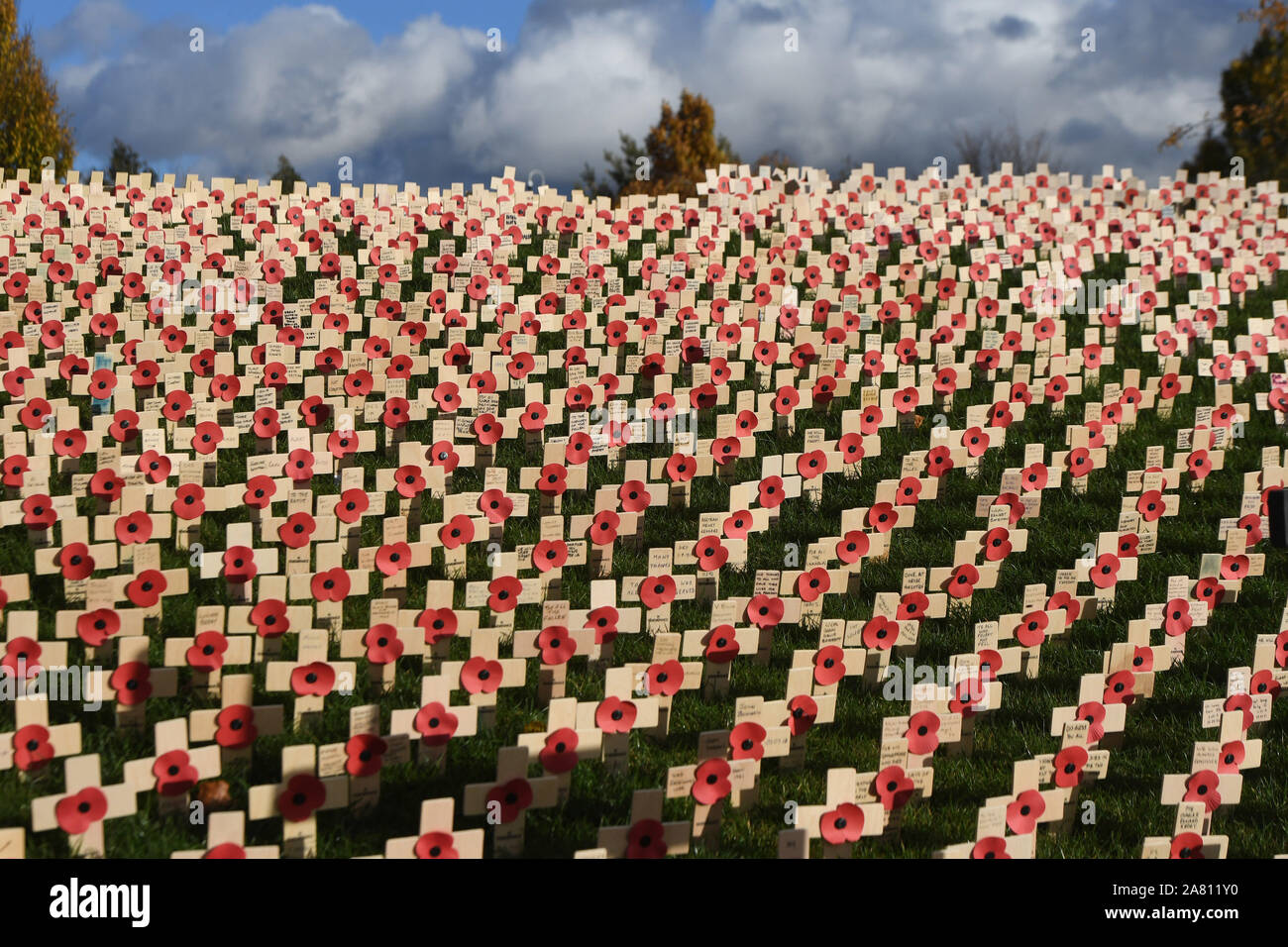 Abgebildete Kriegsveteranen und Mitglieder der öffentlichkeit nehmen an der Trauerfeier am National Memorial Arboretum, Alrewas, Staffordshire, am Sonntag, den 11. November 2018, Armistice Day wie 100 Jahre seit dem Ende des ersten Weltkriegs gedenken. Als die Nation erkennt Service und Opfer der britischen Streitkräfte mit zwei Minuten Stille, Sonntag, den 11. November 2018. Stockfoto