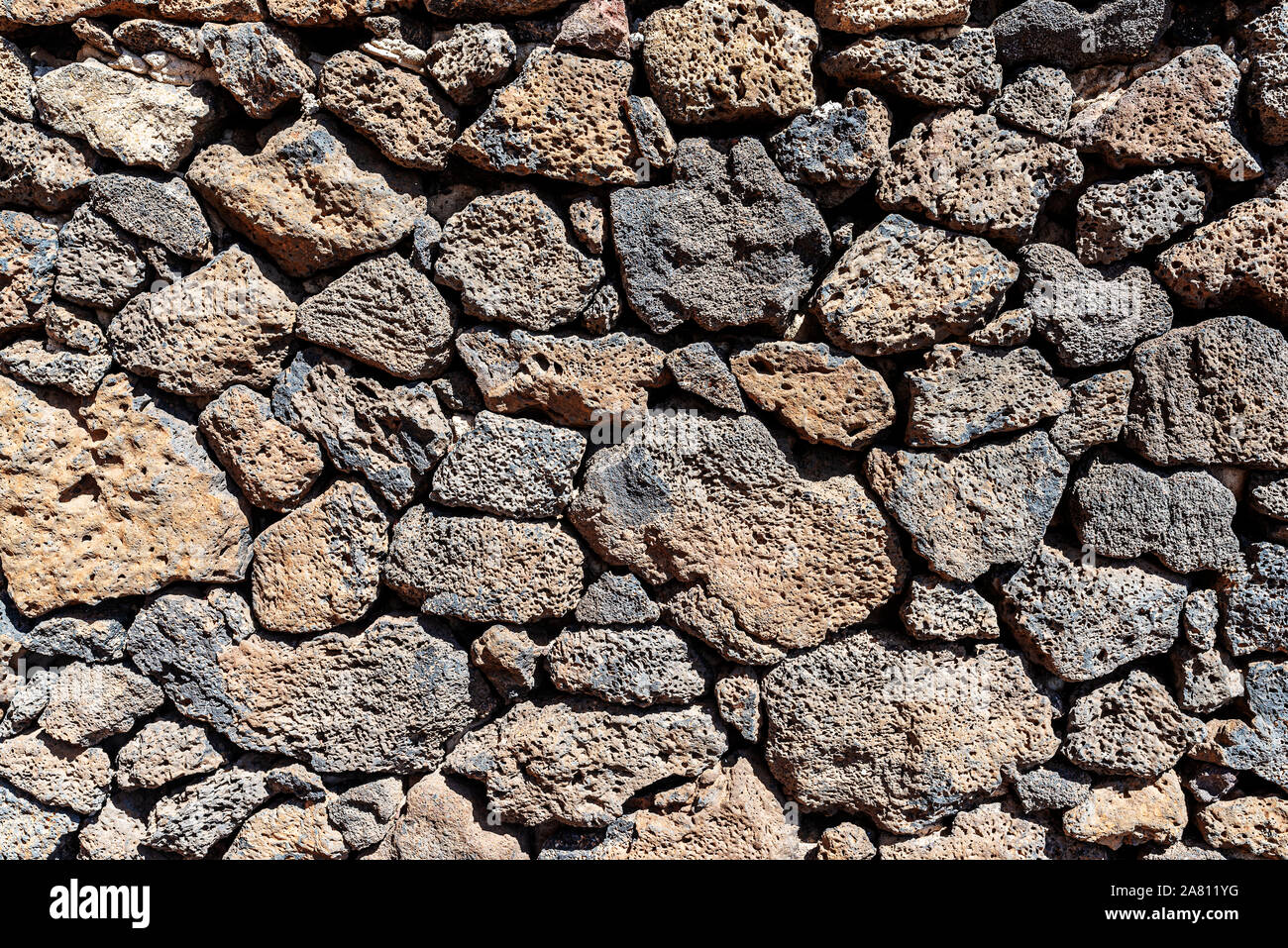 Nahaufnahme der Trockenmauer aus vulkanischen Felsen Hintergrund Stockfoto