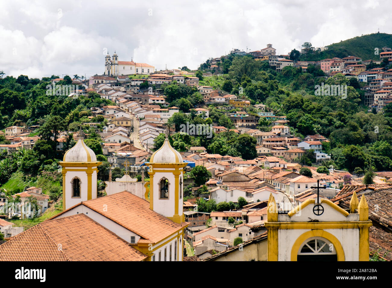 Blick über die Dächer und Kirchen der alten Goldgräberstadt Ouro Preto in Brasilien Stockfoto