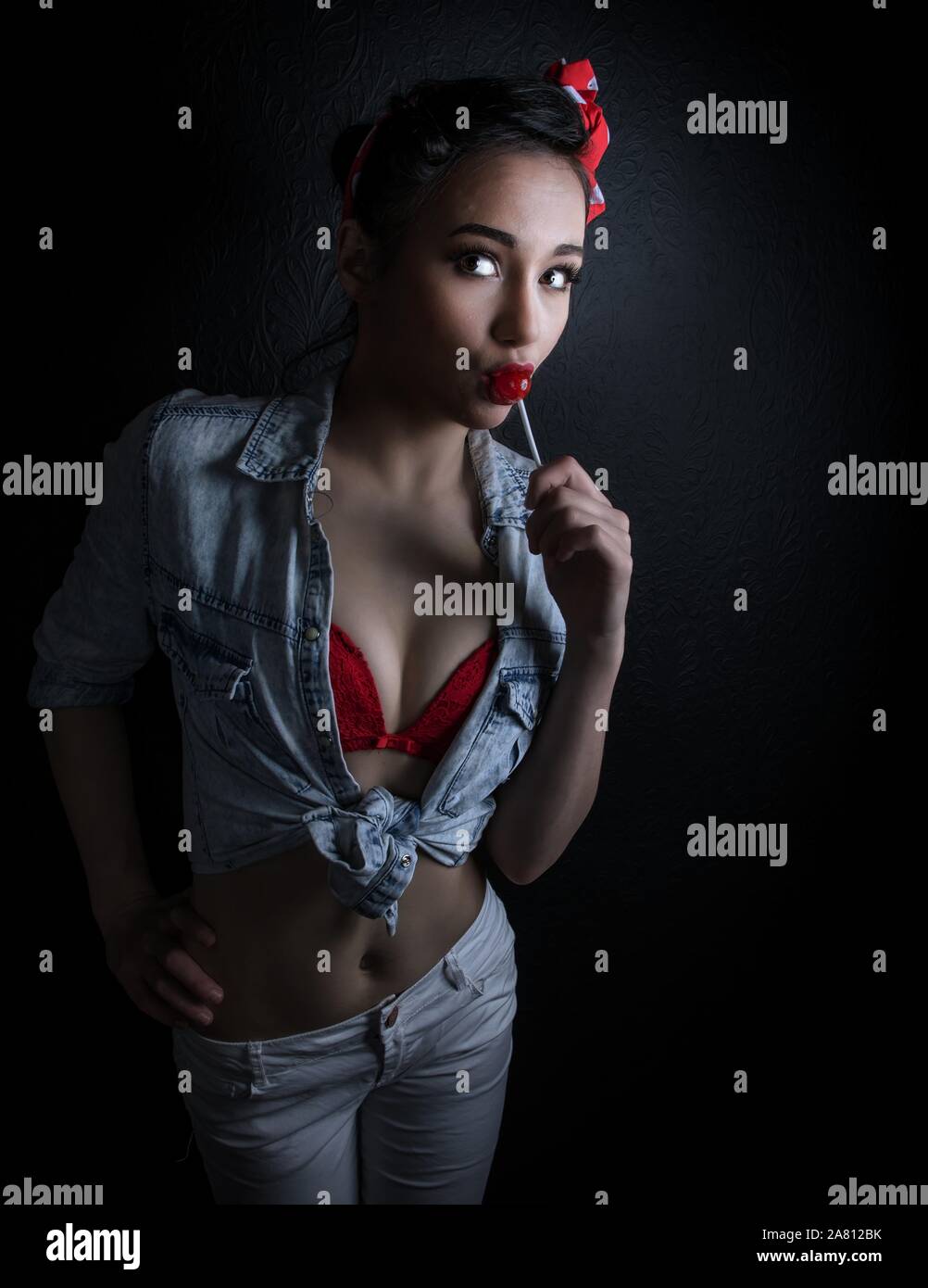 Pin-up-Girl Holding a Lolly Pop big clevege Stockfoto Pin-up-Girl Holding a Lolly Pop big clevege Stockfoto