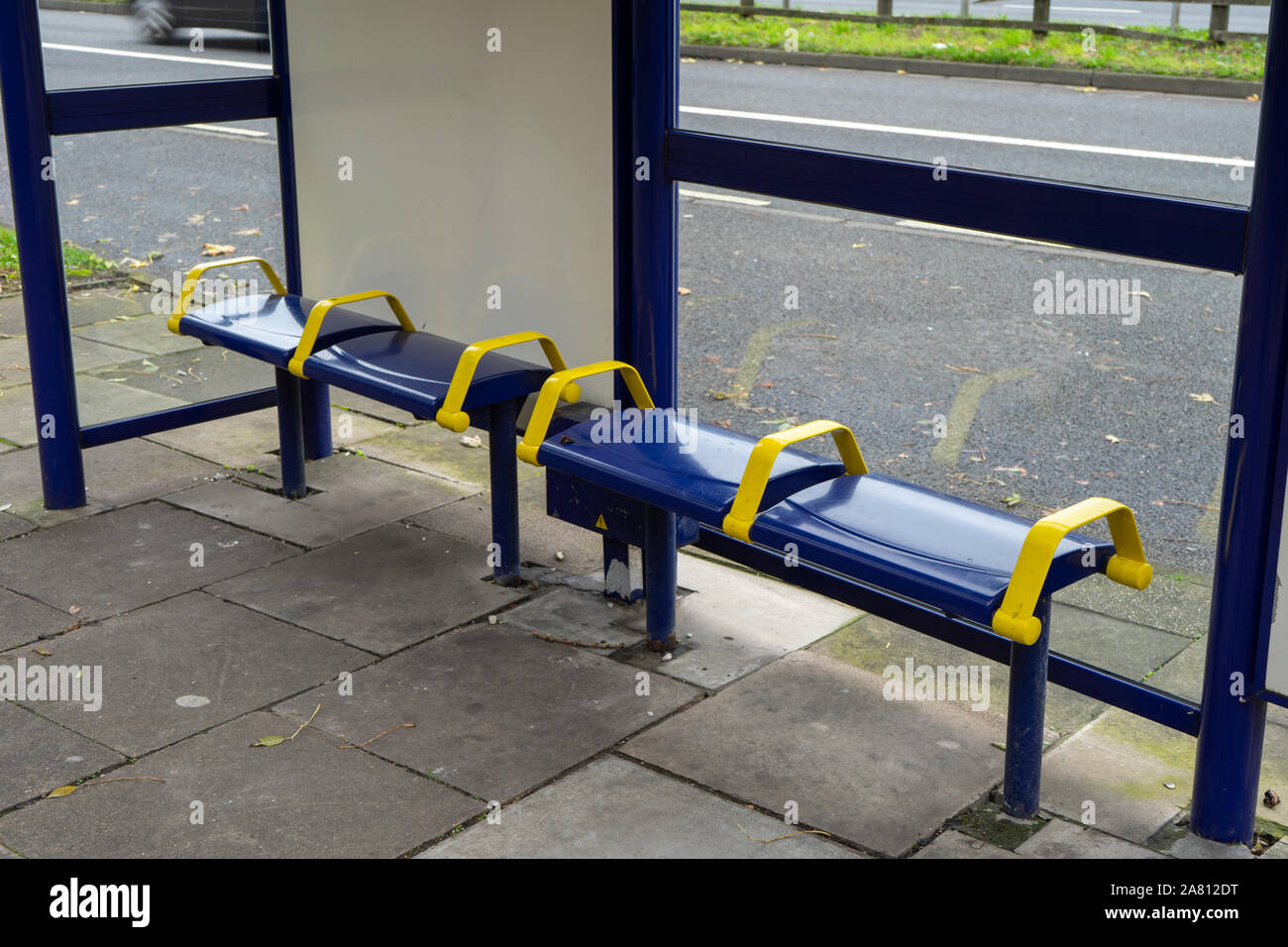 Leere Sitze an einer Bushaltestelle Stockfoto