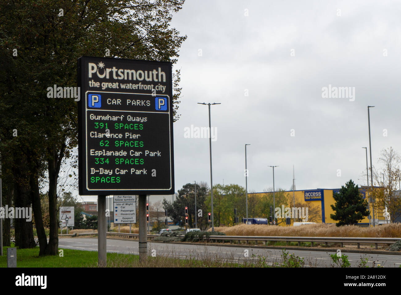 Das Zeichen, auf der Sie verfügbare Parkplätze in Portsmouth, wenn die Stadt eingeben Stockfoto