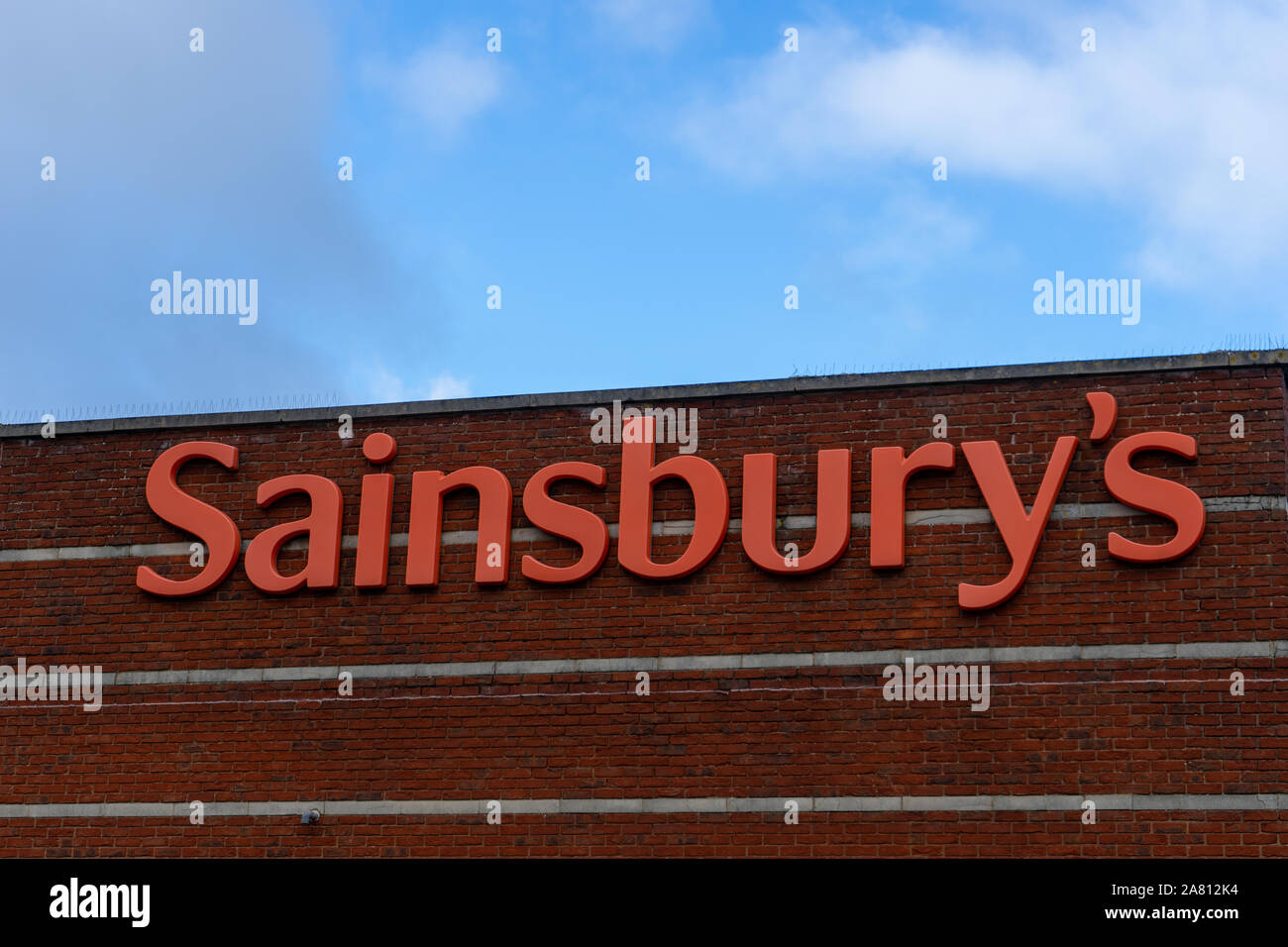 Das Zeichen der ein Sainsbury Supermarkt auf der Außenseite eines Store Stockfoto